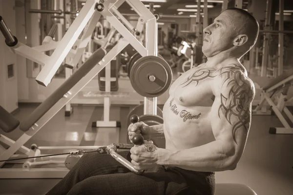 Mannen i tattoo i gymmet — Stockfoto