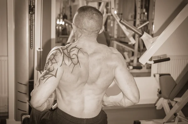 在健身房里的纹身的男人 — 图库照片