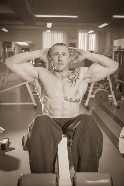 Hombre tatuado en el gimnasio — Foto de Stock