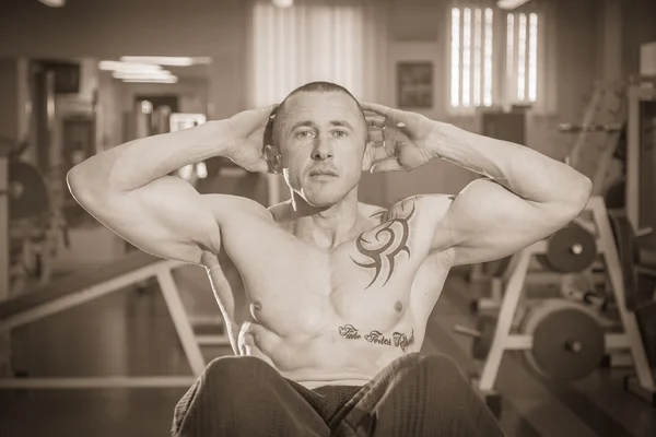 Mannen i tattoo i gymmet — Stockfoto