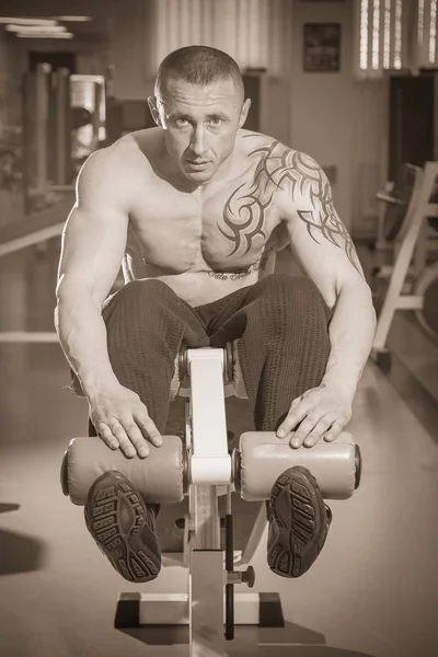 Hombre tatuado en el gimnasio —  Fotos de Stock