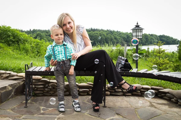 Mutter mit Sohn in der Nähe der Wasserquelle — Stockfoto