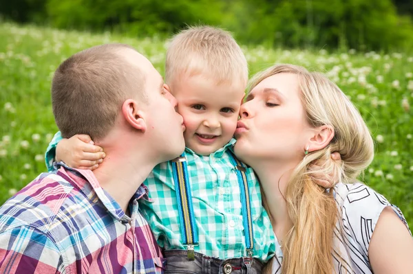 Lycklig familj — Stockfoto