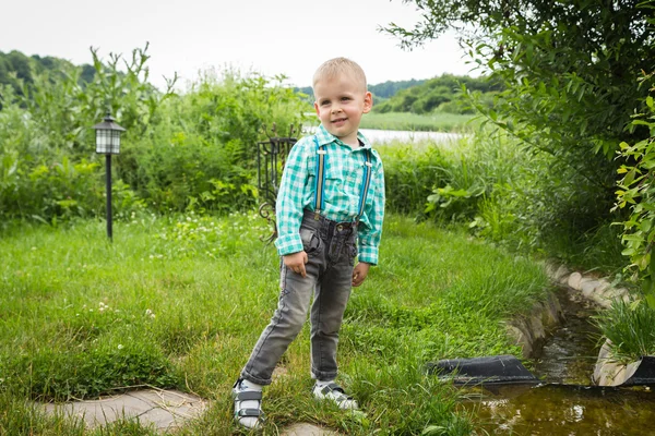 Niño pequeño en la naturaleza —  Fotos de Stock