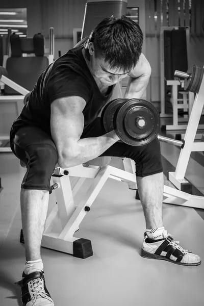 Hombre haciendo ejercicio con mancuerna — Foto de Stock