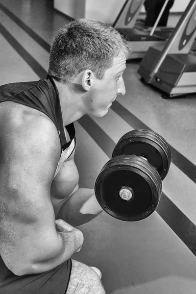 Homem treinando com haltere — Fotografia de Stock