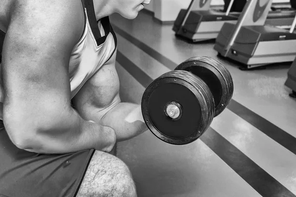 Man met dumbbell training — Stockfoto