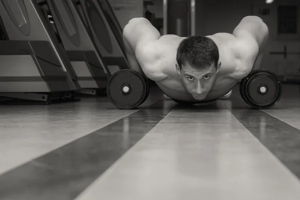 Hombre haciendo ejercicio con pesadas mancuernas —  Fotos de Stock