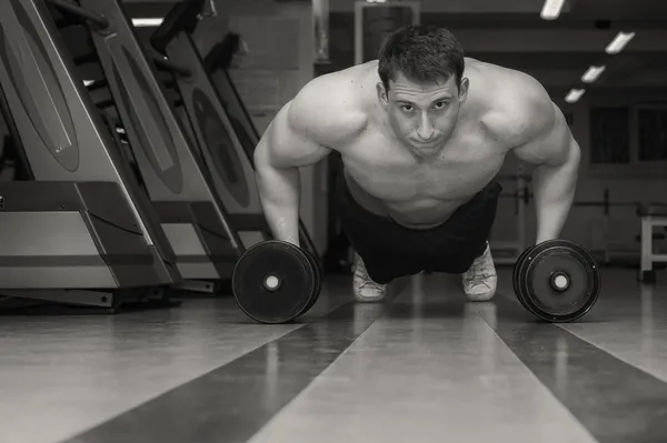 Homem fazendo exercício com halteres pesados — Fotografia de Stock