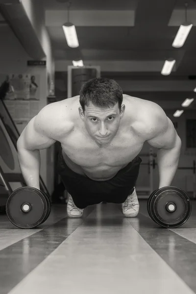 Homme faisant de l'entraînement avec haltère lourd — Photo