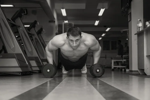 Hombre haciendo ejercicio con pesadas mancuernas —  Fotos de Stock