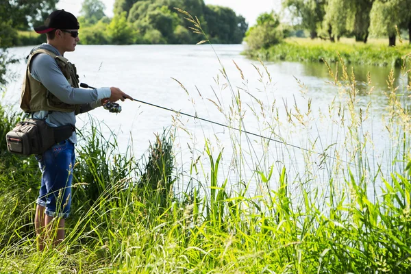 Hombre pescando — Foto de Stock