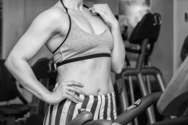 bir koşu bandı üzerinde Fitness modeli