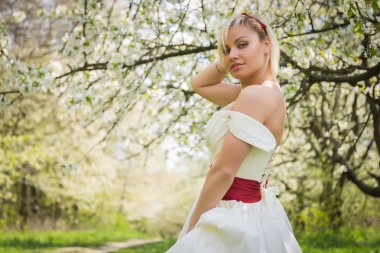 sarışın bahar bahçe içinde