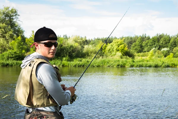 Hombre pescando — Foto de Stock