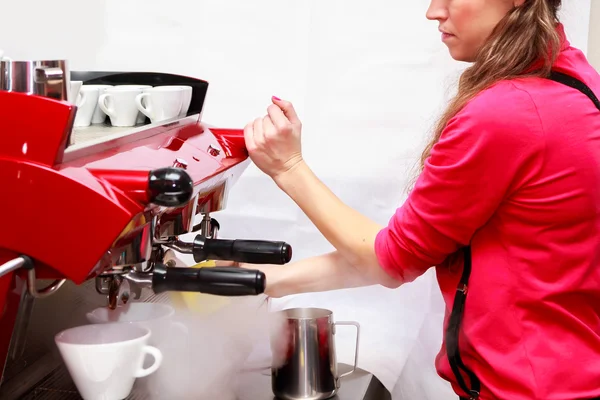 Женщина делает кофе — стоковое фото