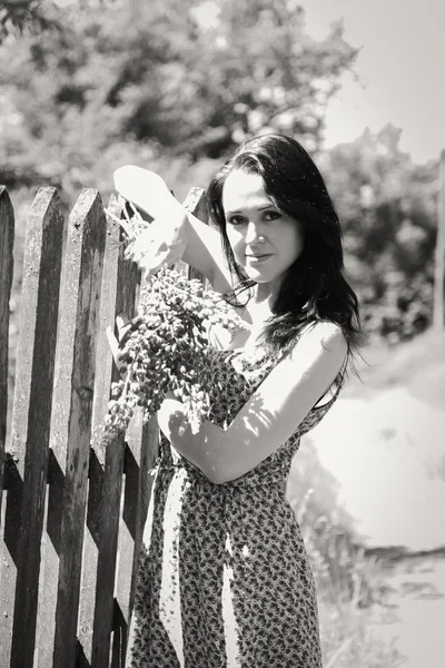 Mujer con flores —  Fotos de Stock