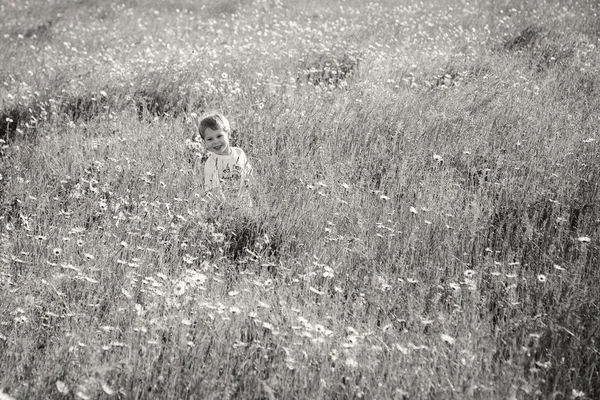 Ragazzo che gioca sul campo — Foto Stock