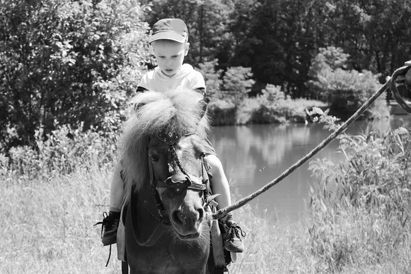 Jongen rijden pony — Stockfoto