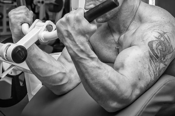 Hombre en el gimnasio —  Fotos de Stock