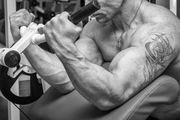 Man in the gym — Stock Photo, Image