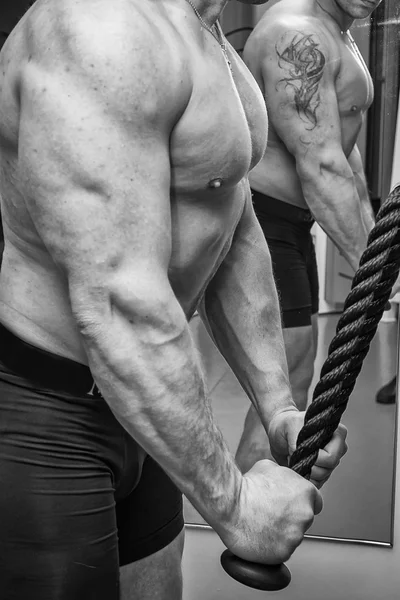 Hombre en el gimnasio — Foto de Stock