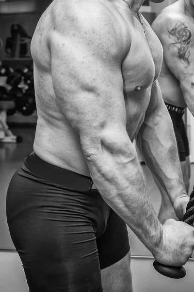 Hombre en el gimnasio — Foto de Stock