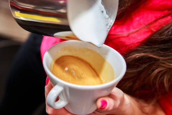 Woman making coffee — Stock Photo, Image