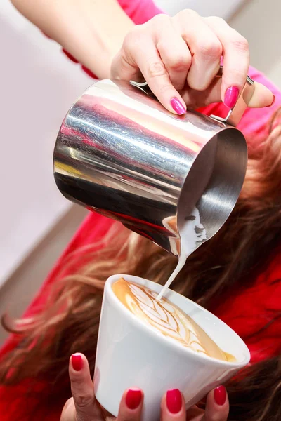 Vrouw maken van koffie — Stockfoto