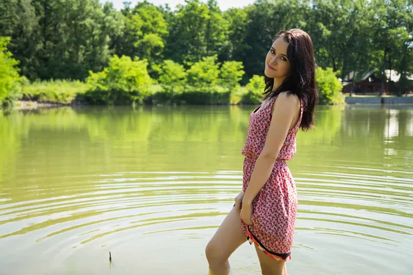 Mujer en el lago —  Fotos de Stock