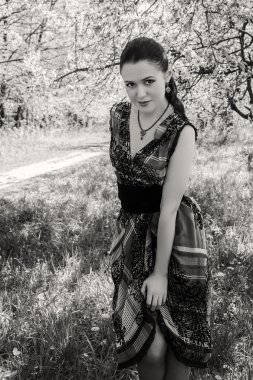 yakınındaki bir çiçekli ağaç kız