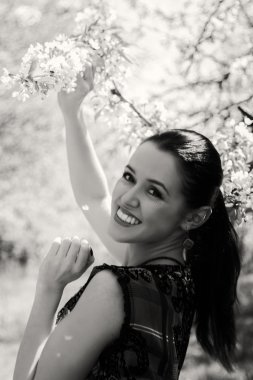 yakınındaki bir çiçekli ağaç kız