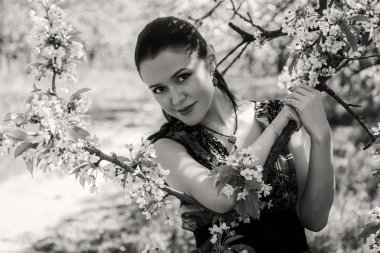 yakınındaki bir çiçekli ağaç kız