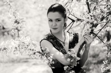 yakınındaki bir çiçekli ağaç kız