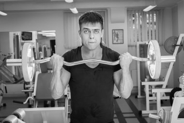 pazı için bar yükselişi yapan erkek