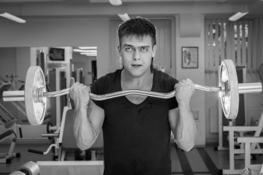 pazı için bar yükselişi yapan erkek