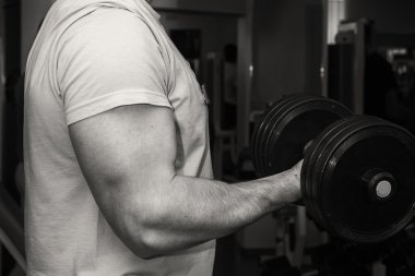 ağır dumbbell ile egzersiz yapan erkek