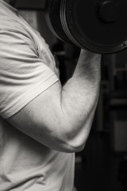 ağır dumbbell ile egzersiz yapan erkek