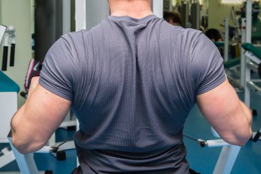 Spor salonundaki adam.