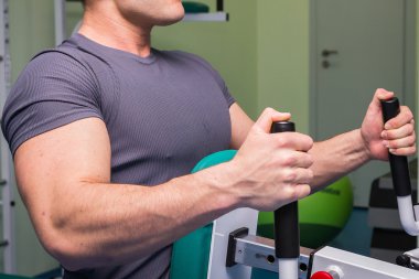 Spor salonundaki adam.