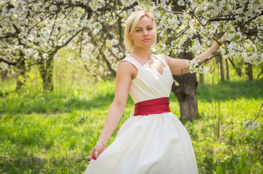 sarışın bahar bahçe içinde