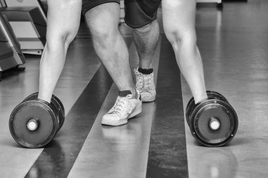 ağır dumbbell ile egzersiz yapan erkek