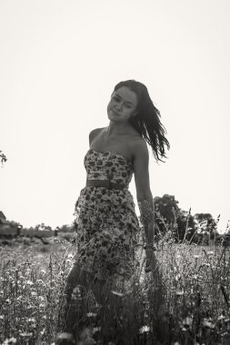 Güzel kadınla çimenlerin üzerinde