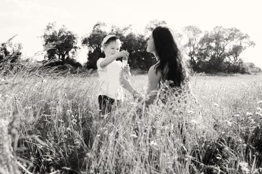 Anne ile oğlu sabun köpüğü ile oynarken