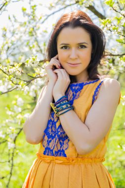 Bahar arka planda kadın