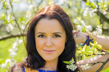 Bahar arka planda kadın