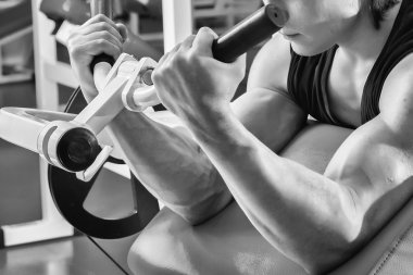 Spor salonundaki adam.