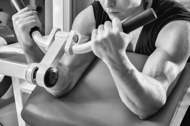 Spor salonundaki adam.