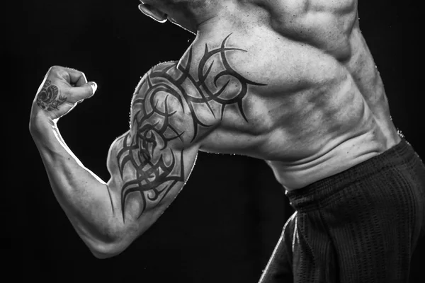 Muscle man met tatoeages — Stockfoto