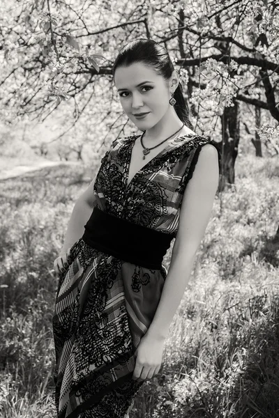 一棵开花的树旁的女孩 — 图库照片